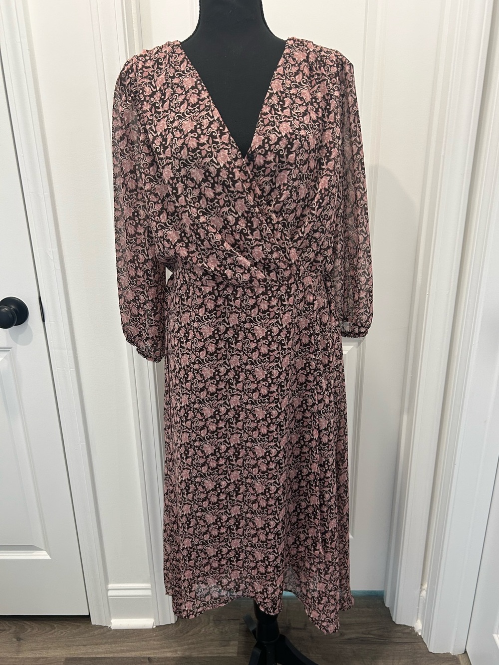 Gilli Floral V Neck Elastic Waist Midi Dress, Size: LARGE. NWT